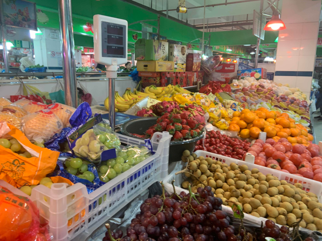 小游水果摊所在的菜市场