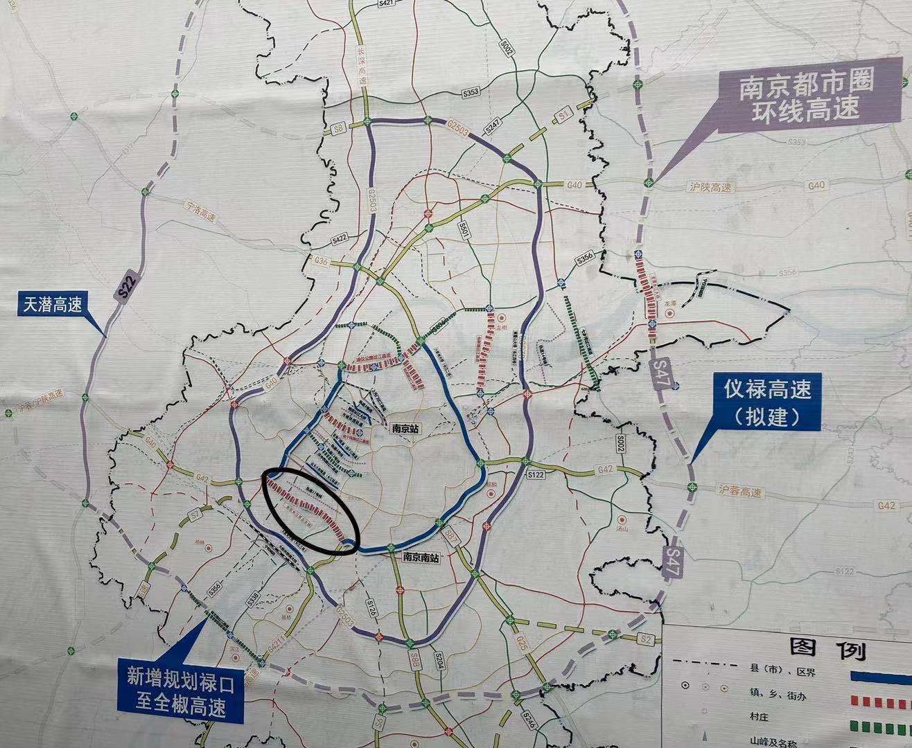 南京公路规划图,黑色圆圈处为长江五桥,本文图均来自澎湃新闻记者 张