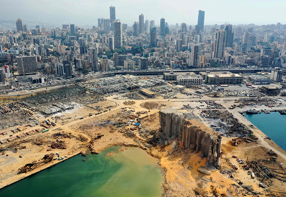 8月7日,黎巴嫩贝鲁特,航拍大爆炸后港口地区中的大片废墟.