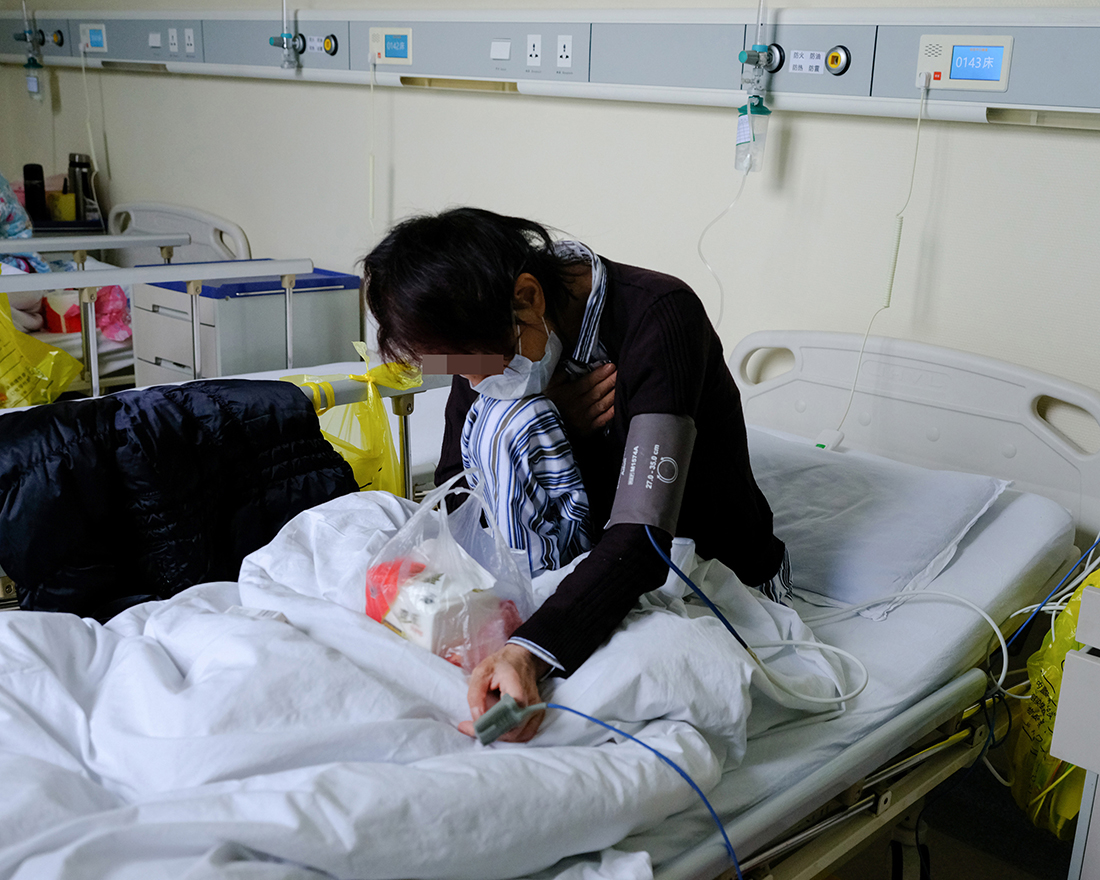 2020年4月11日,武汉协和医院西院,一位坐在床上的新冠肺炎病人.