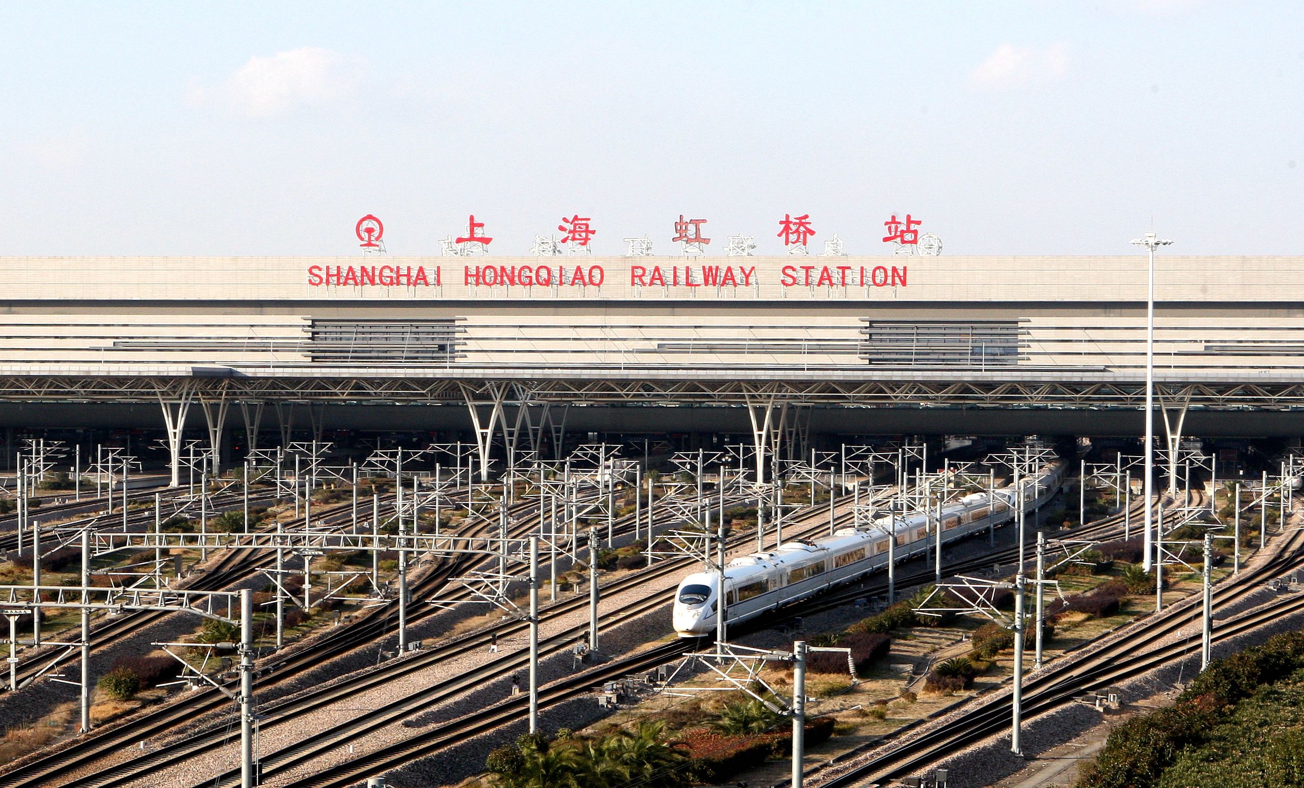 一趟高铁列车从上海虹桥站驶出.