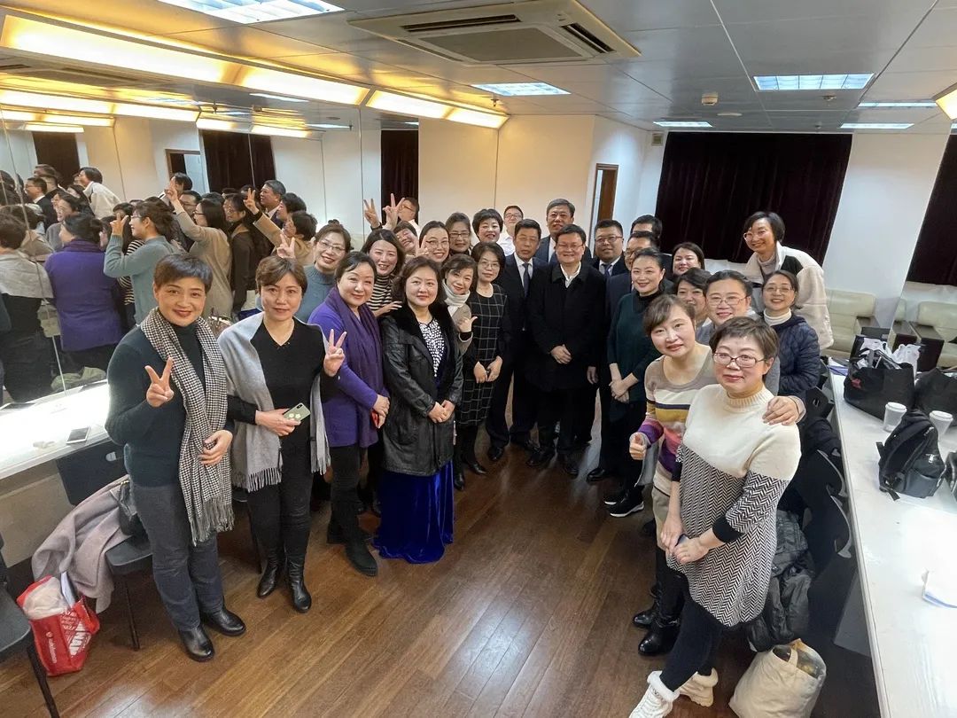 上海市教育委員會主任王平與上海市中小學校長合唱團