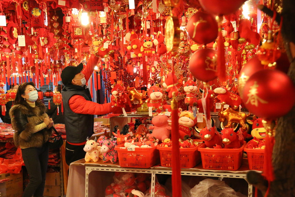 2021年1月13日,虽然离春节还有一个月的时间,南京许多销售新年饰品的