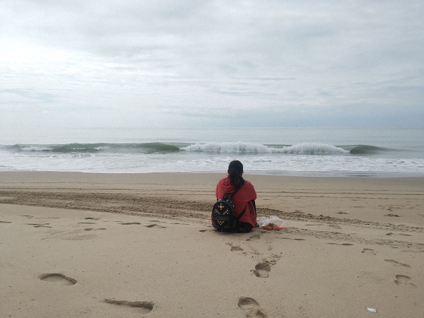 苏敏一个人坐在海边.