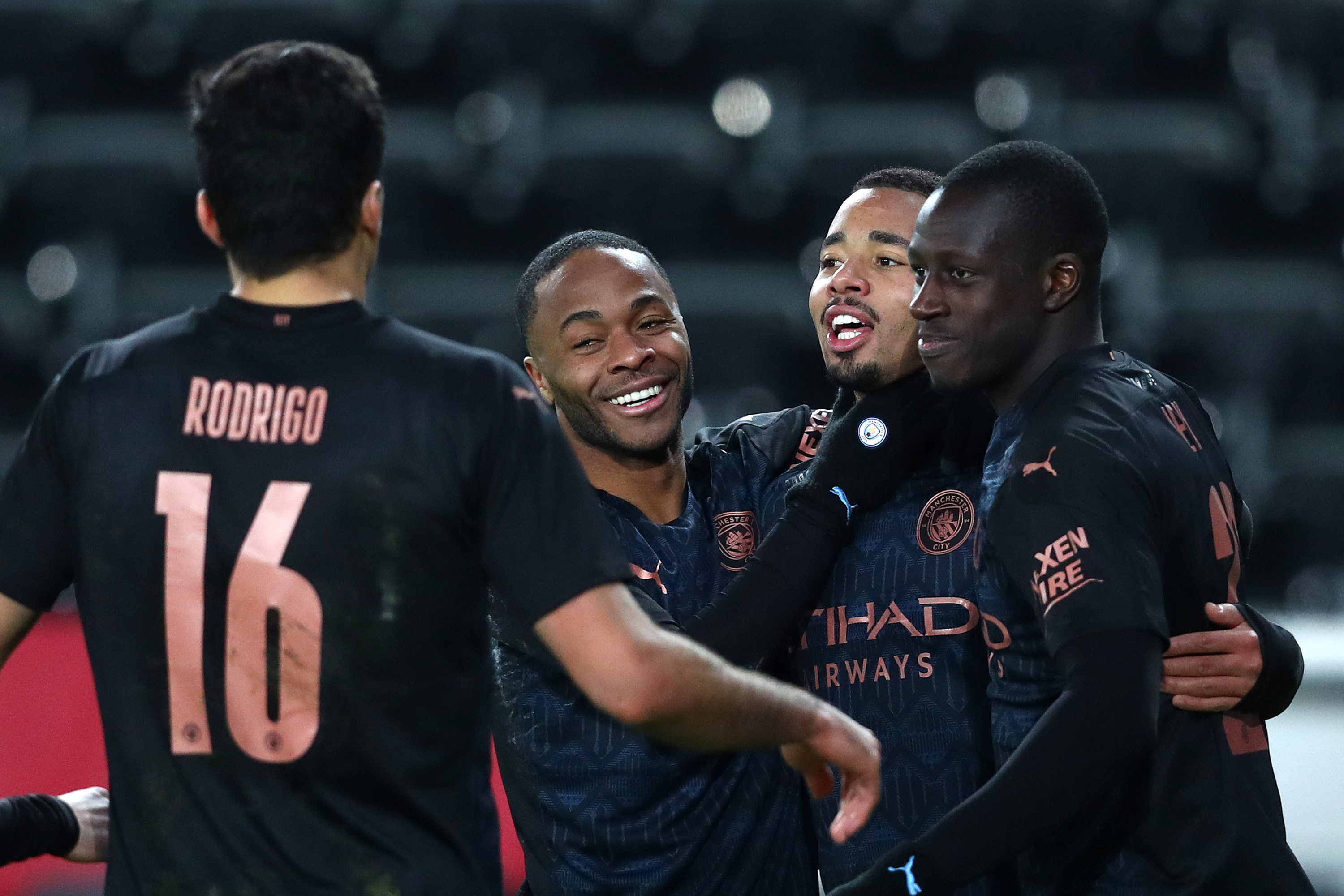 曼城球员洋溢着笑容。