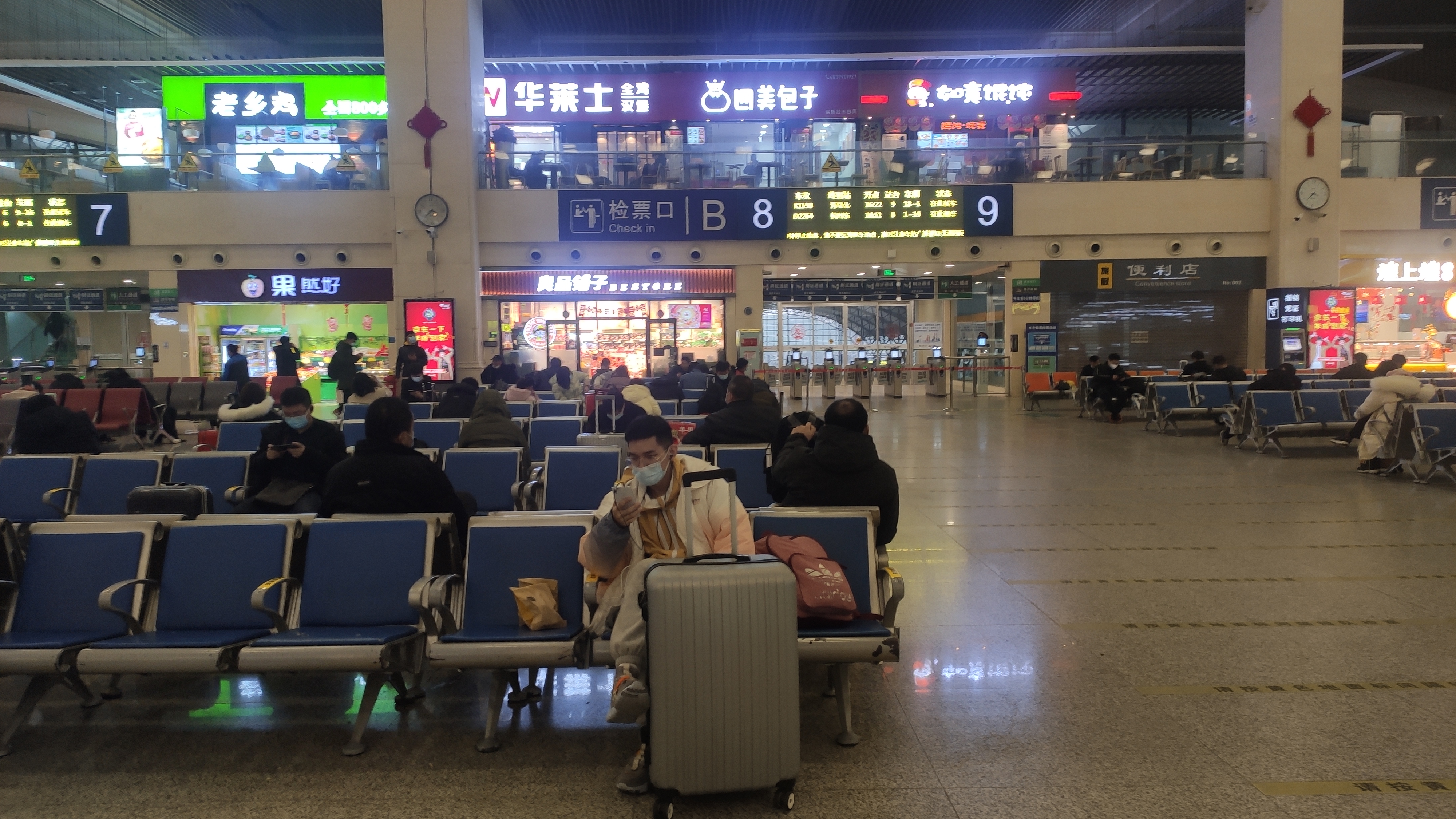 场景不同,今年很多旅客遵循"就地过年的"的倡议,汉口火车站候车厅有