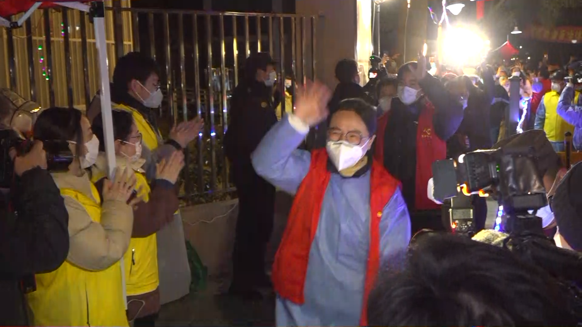 2月19日0时,新高苑一期小区正式解封,居民,志愿者走出小区.