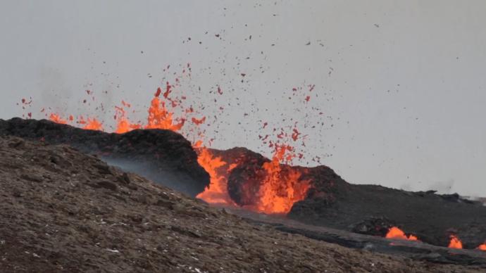 冰岛格尔丁达鲁尔火山出现新裂缝岩浆喷涌数百人撤离