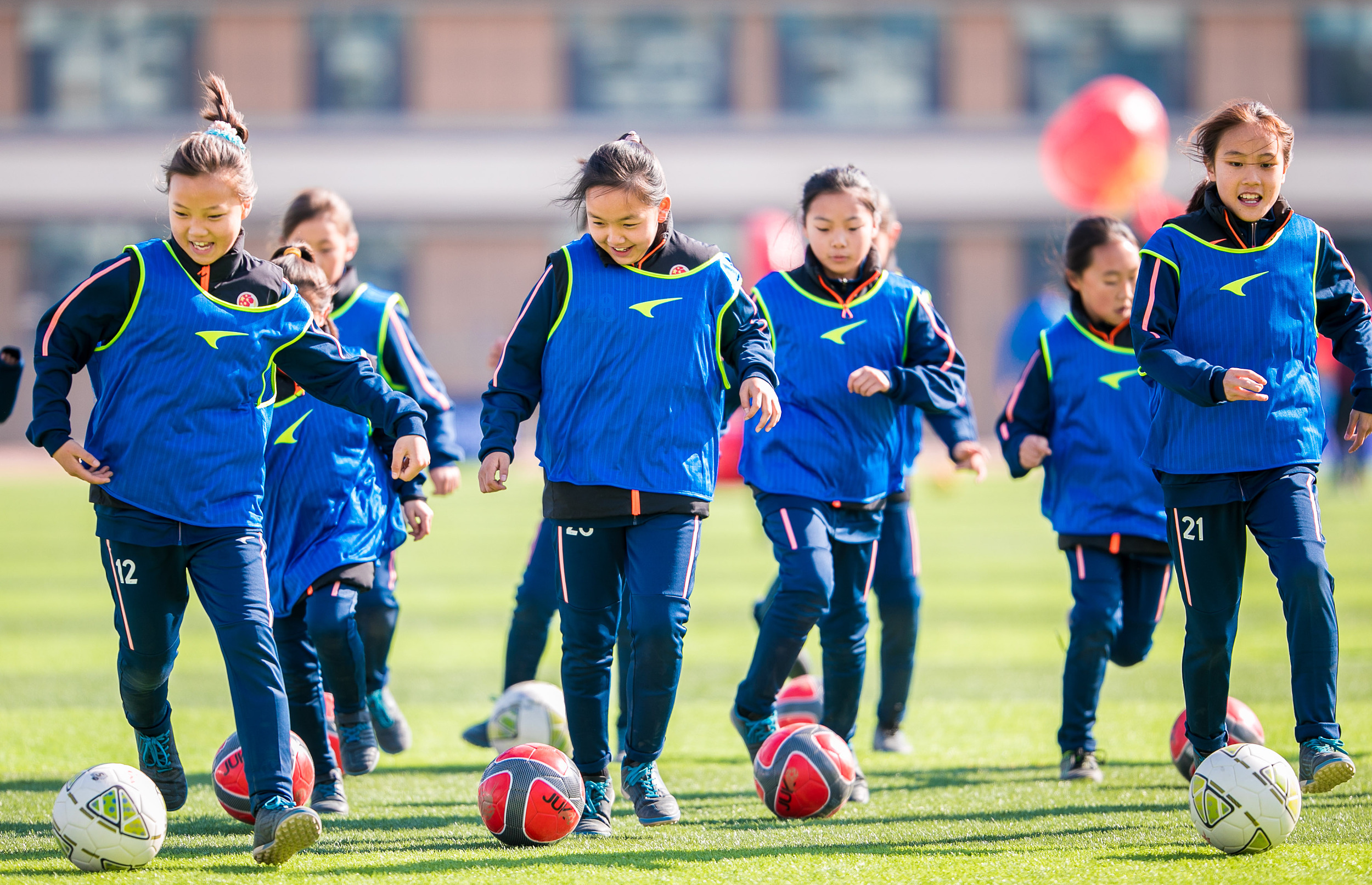 中国女足的胜利应在场外让更多女孩自由地去操场踢球