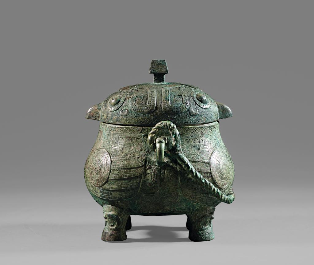 戈鸮卣,商代晚期,上海博物馆藏
