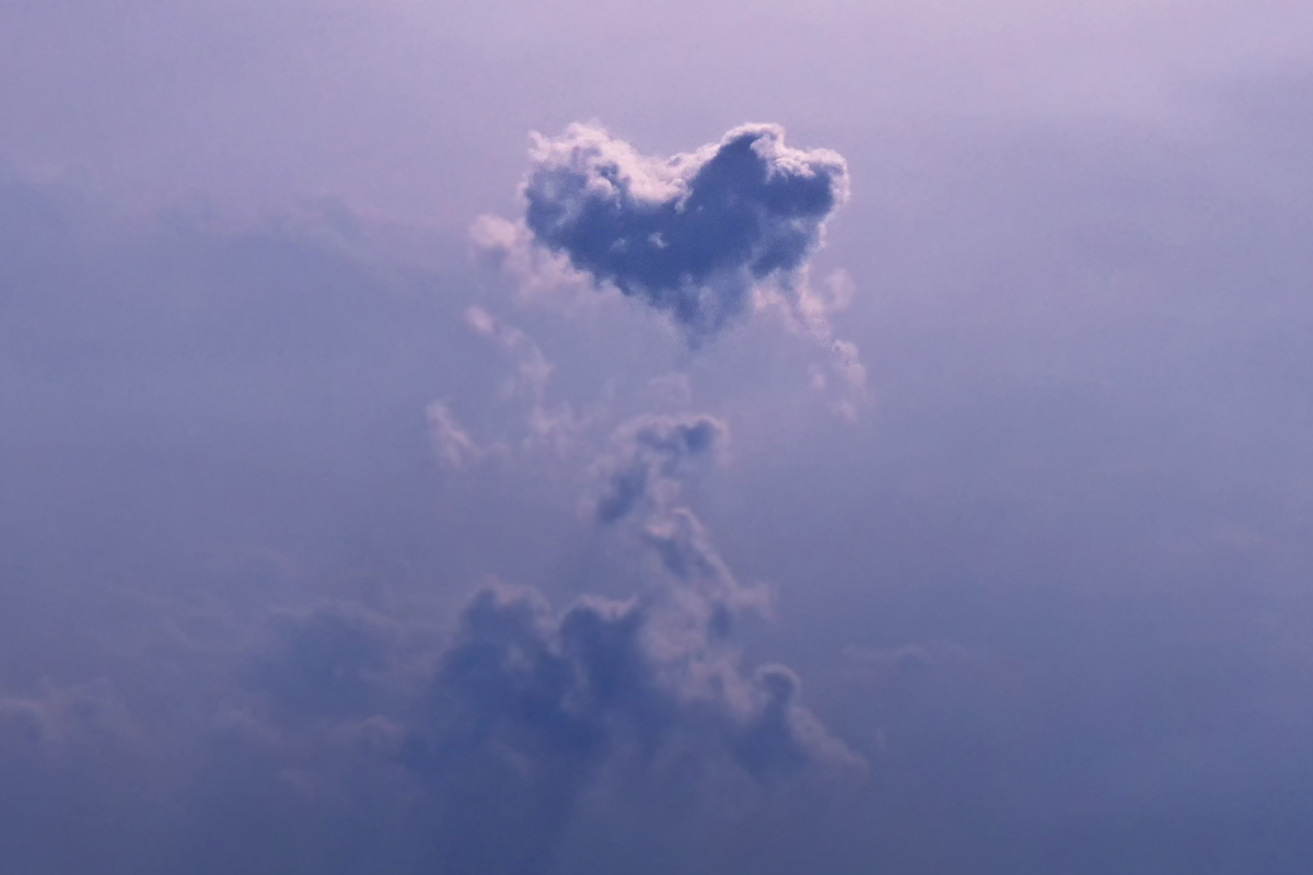一朵云层以几乎完美的心形出现在天空中