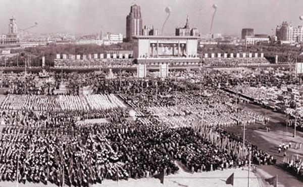 1959年10月1日,上海市各界群众在人民广场举行国庆10周年庆典.