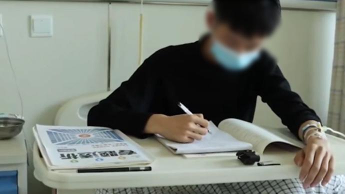 高考复读生边打点滴边复习,妈妈:考试尽力就好