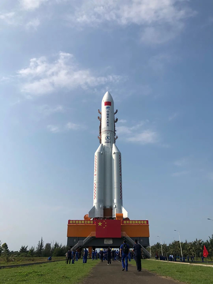 中国航天科技集团有限公司研制的长征五号b遥二运载火箭整装待发.