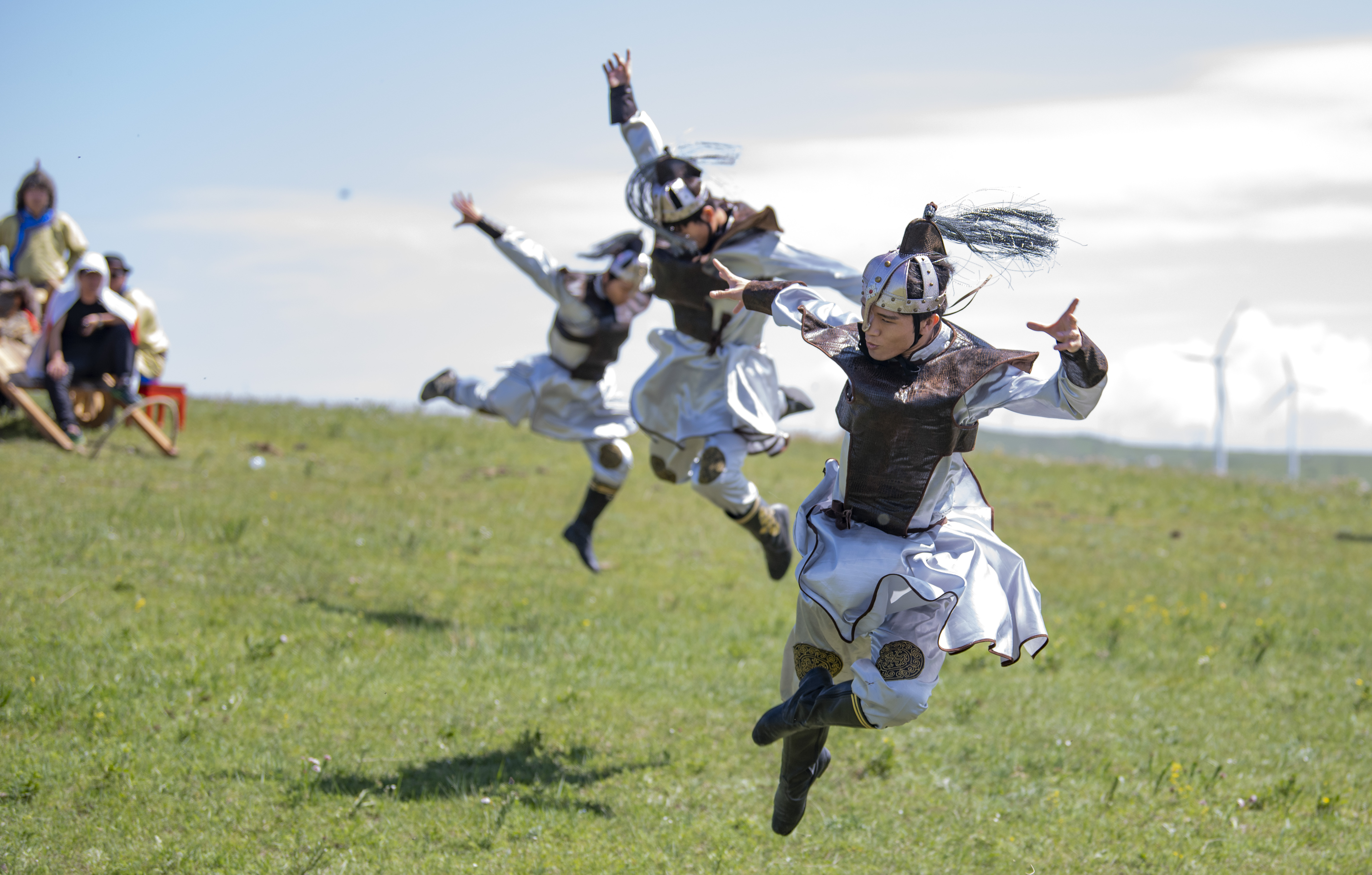 内蒙古乌兰察布,演员表演蒙古族舞蹈.人民视觉 图