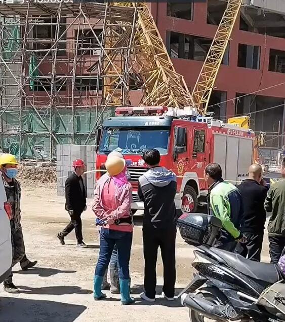 河北围场县一工地塔吊倒塌1人死亡