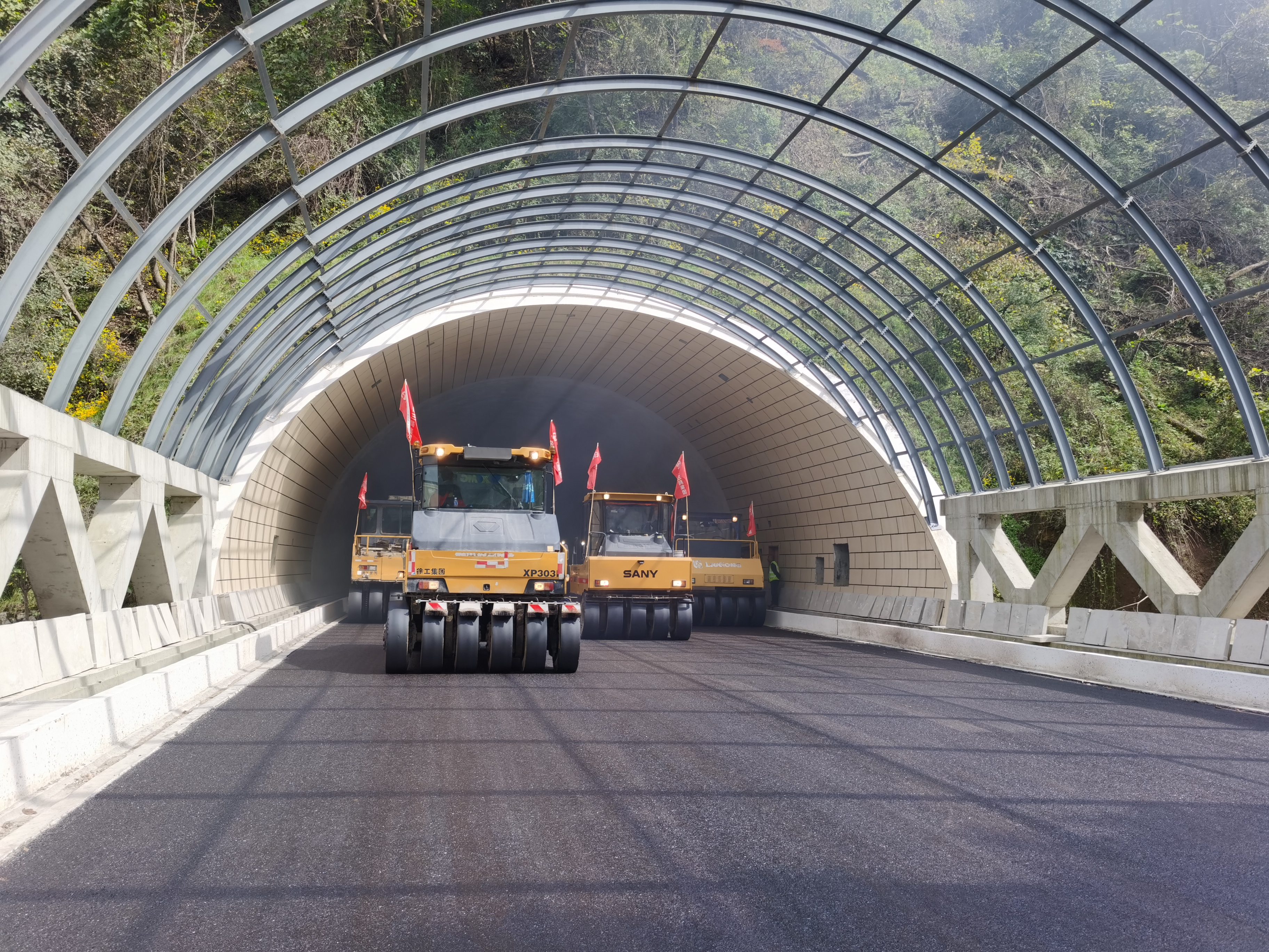 秦岭天台山隧道已进入黑色路面施工阶段,预计10月建成通车