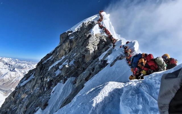 外媒:两名外国登山者在珠峰死亡,下山途中出现力竭