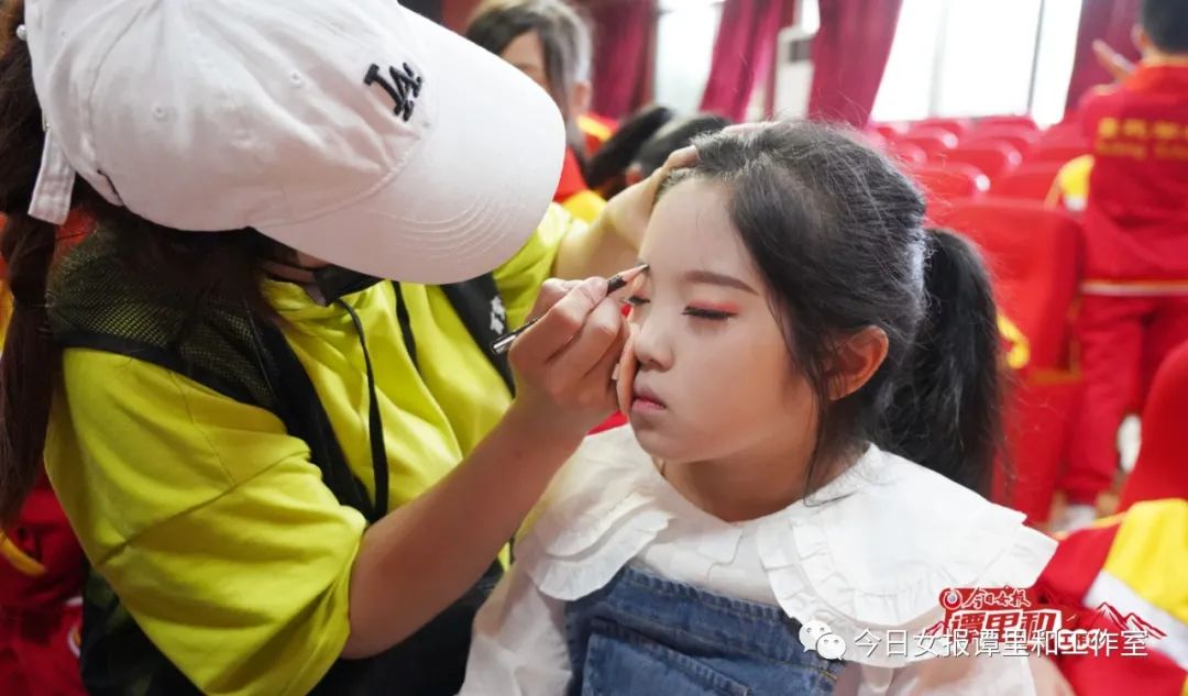 5月30日的音乐会前,志愿者帮即将登台的孩子化妆.