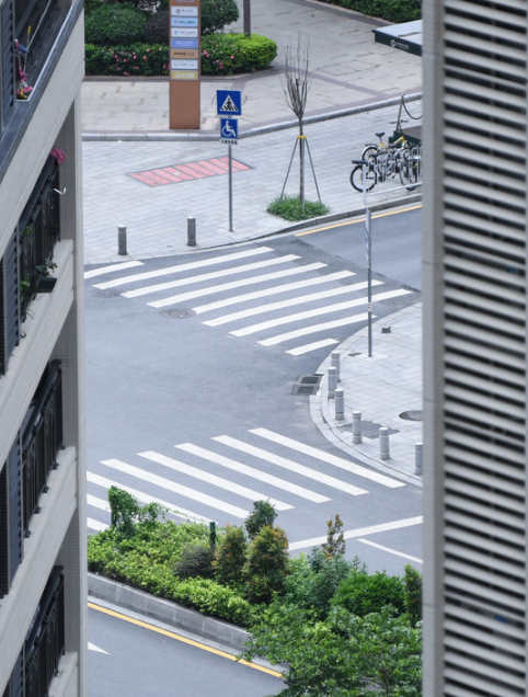 荔灣區實施居家隔離的區域,道路上空無一人。新華社記者 鄧華 攝