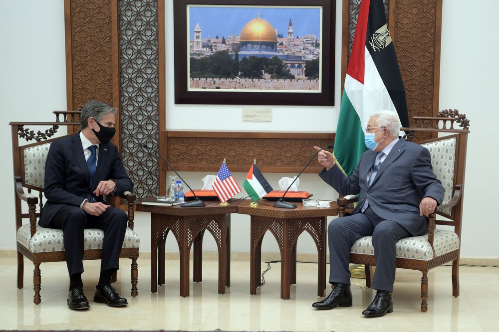 当地时间2021年5月25日,巴勒斯坦总统阿巴斯(右)与到访的美国国务卿布