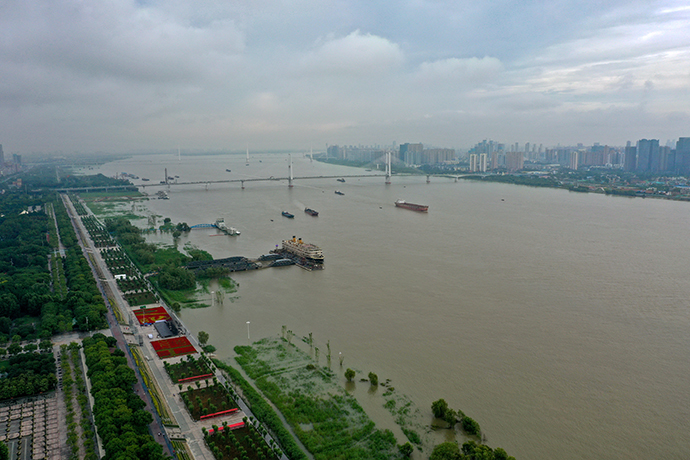 2021年5月26日,武汉,江水上涨已经淹没汉口江滩公园一级亲水平台.