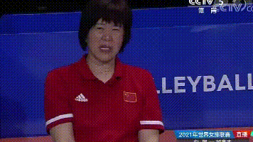 郎平指導露出了痛苦的表情。