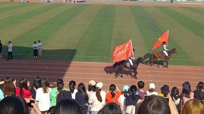 高校运动会开幕式学生骑马入场:动物医药学院特色