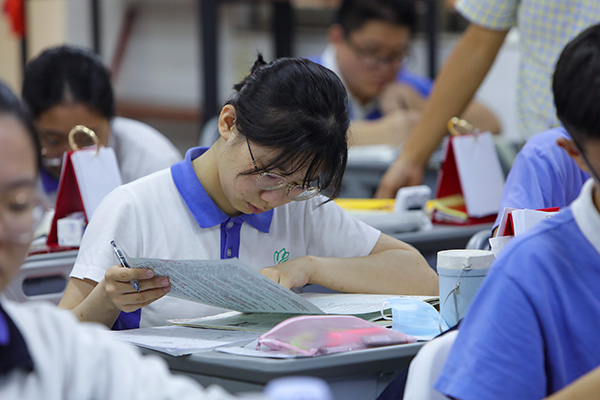 2021年6月3日,深圳龙城高级中学,高考生正在认真复习备考.人民视觉 图