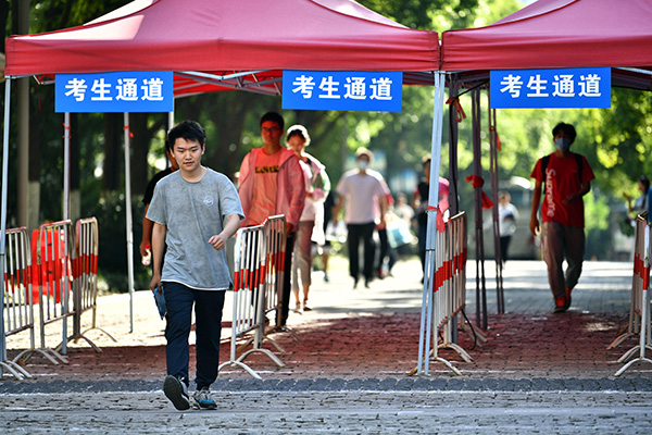 2021年6月7日,在合肥市第八中学考点外,考生步出考场。人民视觉 图
