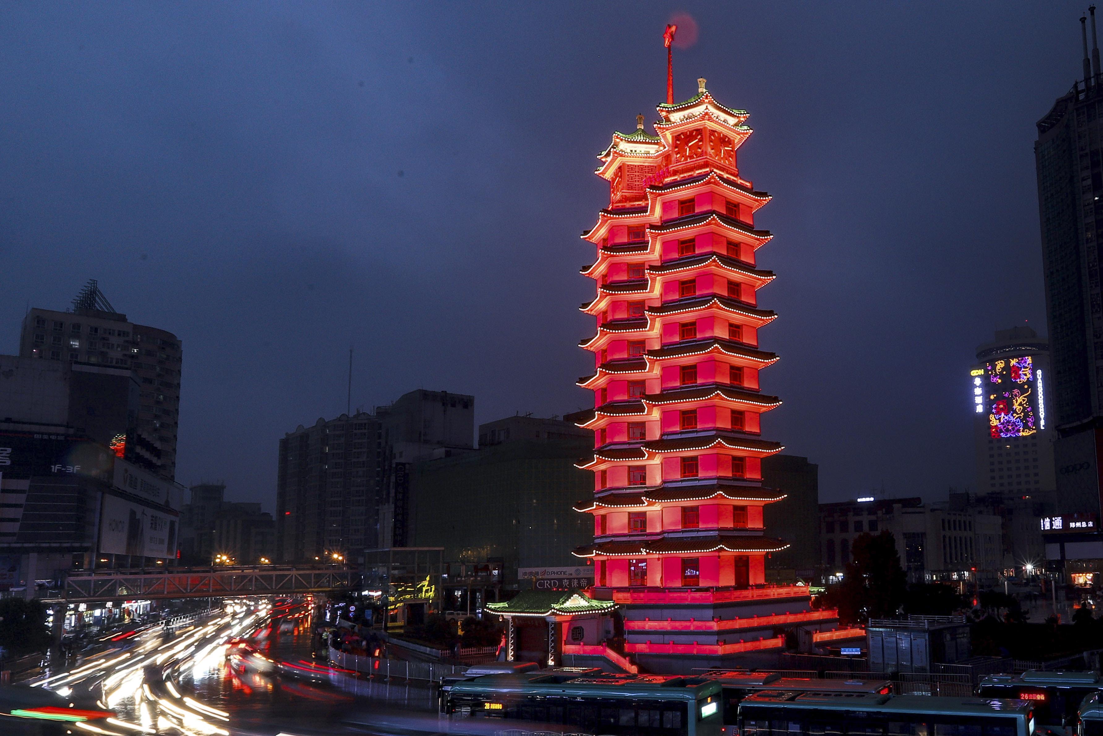 郑州二七纪念塔"红装"点亮夜色.