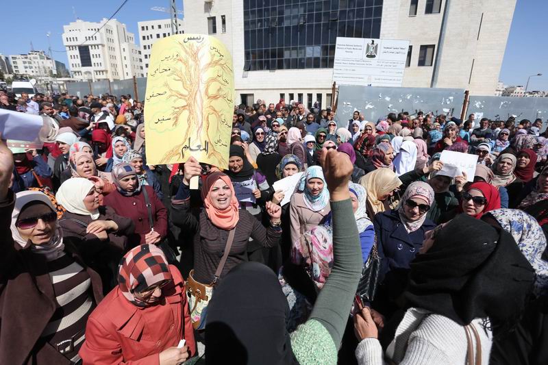 2016年3月7日,在西岸的拉马拉(ramallah,数千名巴勒斯坦教师抗议要求