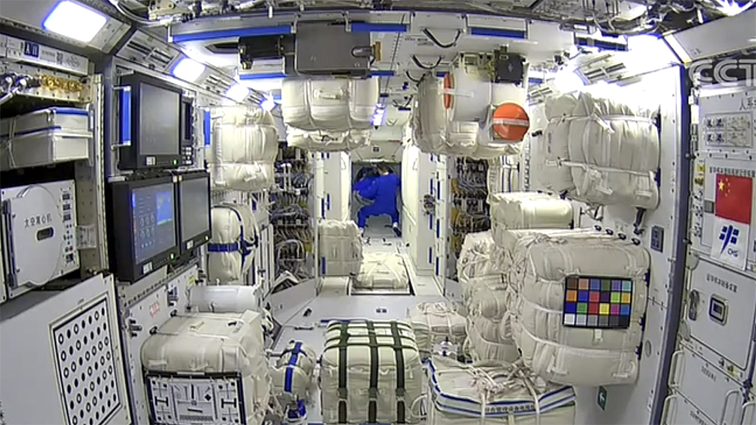 从天和核心舱往节点舱拍摄的航天员聂海胜首先进入核心舱的画面.