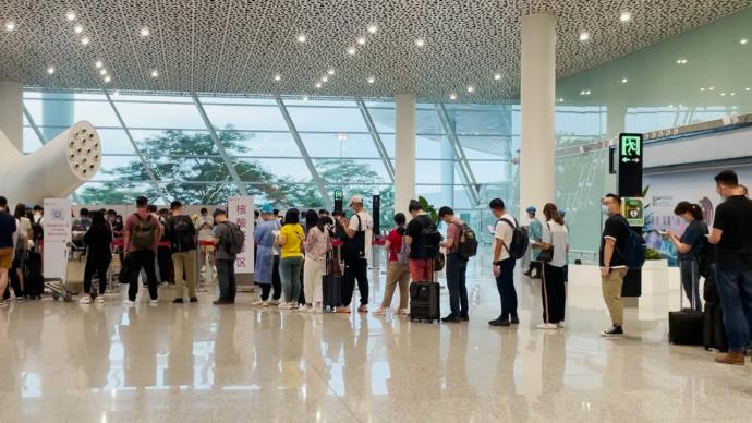 深圳机场设置核酸检测点现场人员排队检测