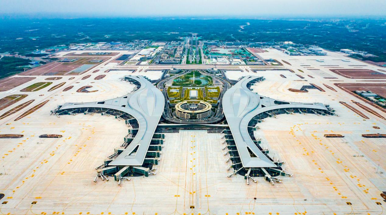 天府国际机场高起点的定位,决定了其所在的成都东部新区具有"近水楼台