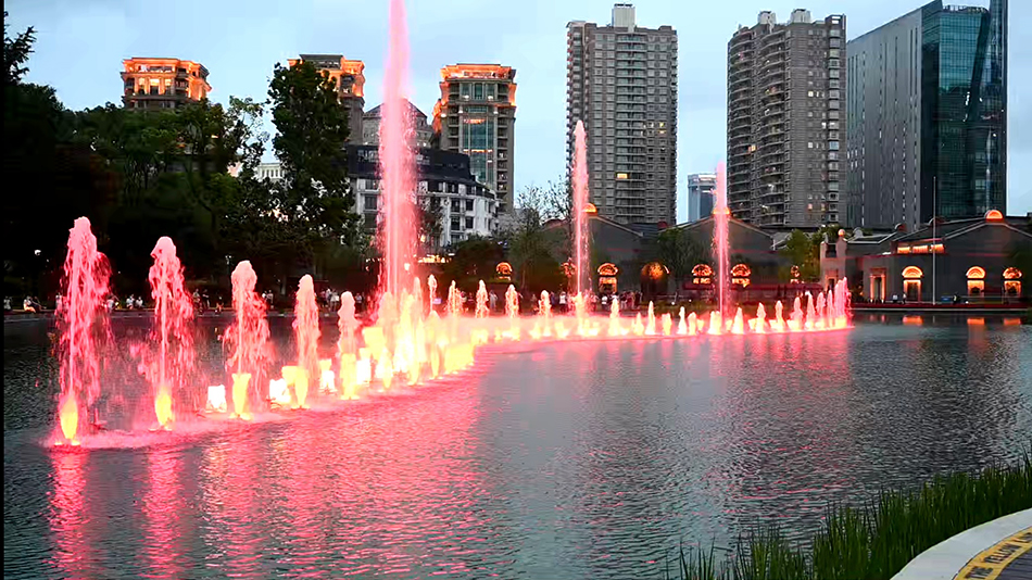 上海太平湖上演音乐水幕灯光秀:讲述新天地的"上海故事"