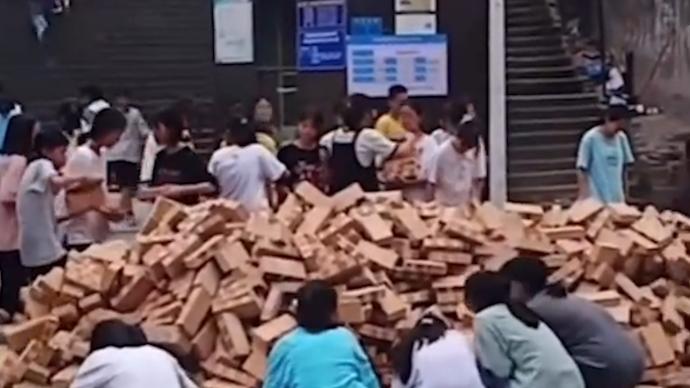 重庆300余初中生夏日集体搬砖,家长:很支持学校的活动