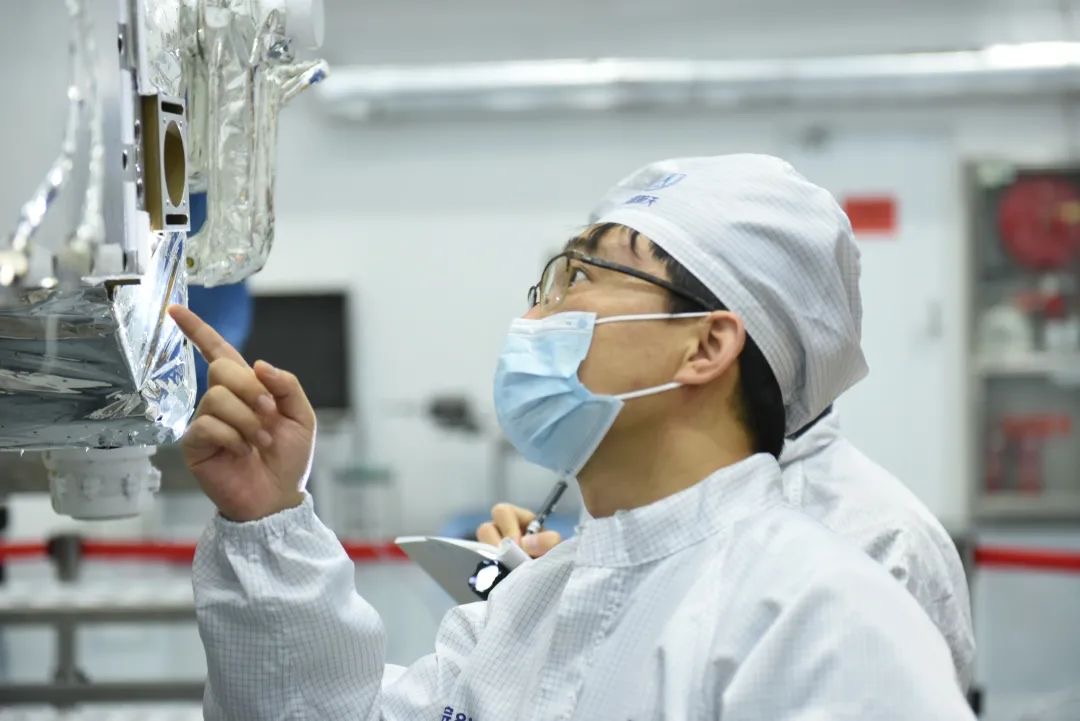 中国航天科技集团有限公司第八研究院的科研人员在工作中