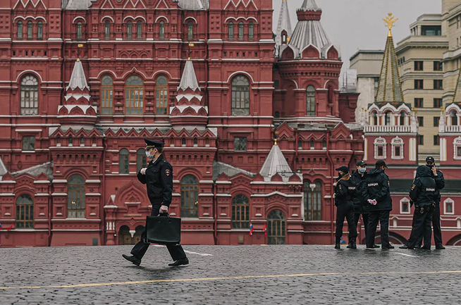 一名警察(左)经过俄罗斯莫斯科红场(新华社)