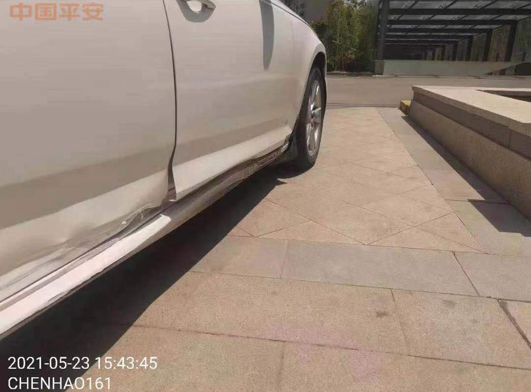 保险公司拍摄的车辆剐蹭现场.