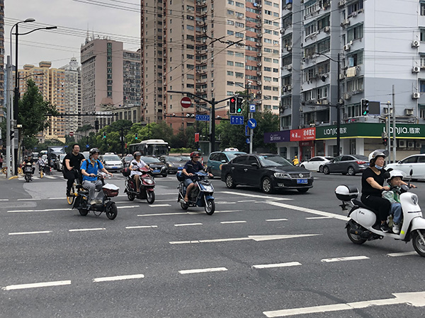 7月8日,上海西藏南路陆家浜路路口,绝大部分电动自行车骑乘人员佩戴了