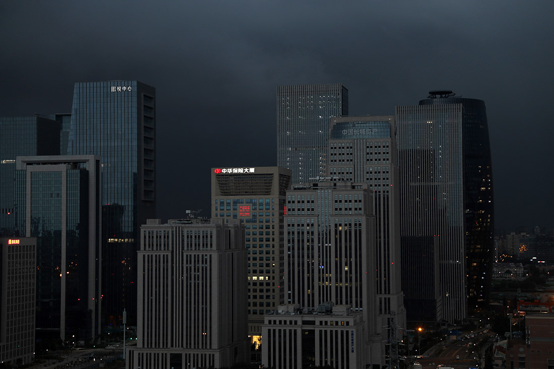 2021年7月11日,北京,強降雨將至,北京上空烏雲密佈,當日18時,中央氣象台發佈今年首個暴雨橙色預警,迎來入汛最強降雨。 視覺中國 圖