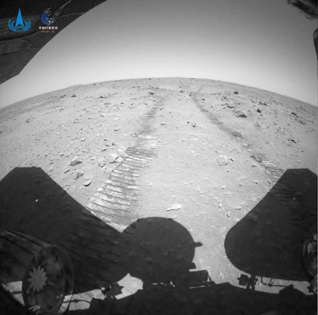 2021年7月11日20時,據國家航天局消息,“祝融號”火星車已累計行駛410.025米,工況正常。同時,正在為“祝融號”火星車提供中繼通信服務的天問一號環繞器在軌運行353天, 地火距離3.707億千米,工況正常。