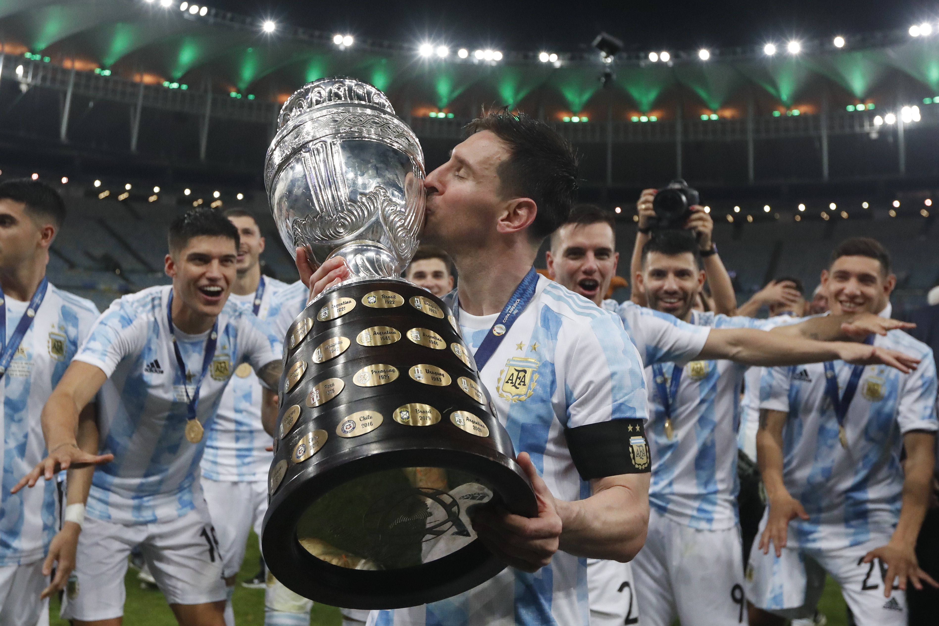 2011年阿根廷美洲杯揭幕战上领唱阿根廷国歌_阿根廷为什么叫阿根廷_卡塔尔三星阿根廷