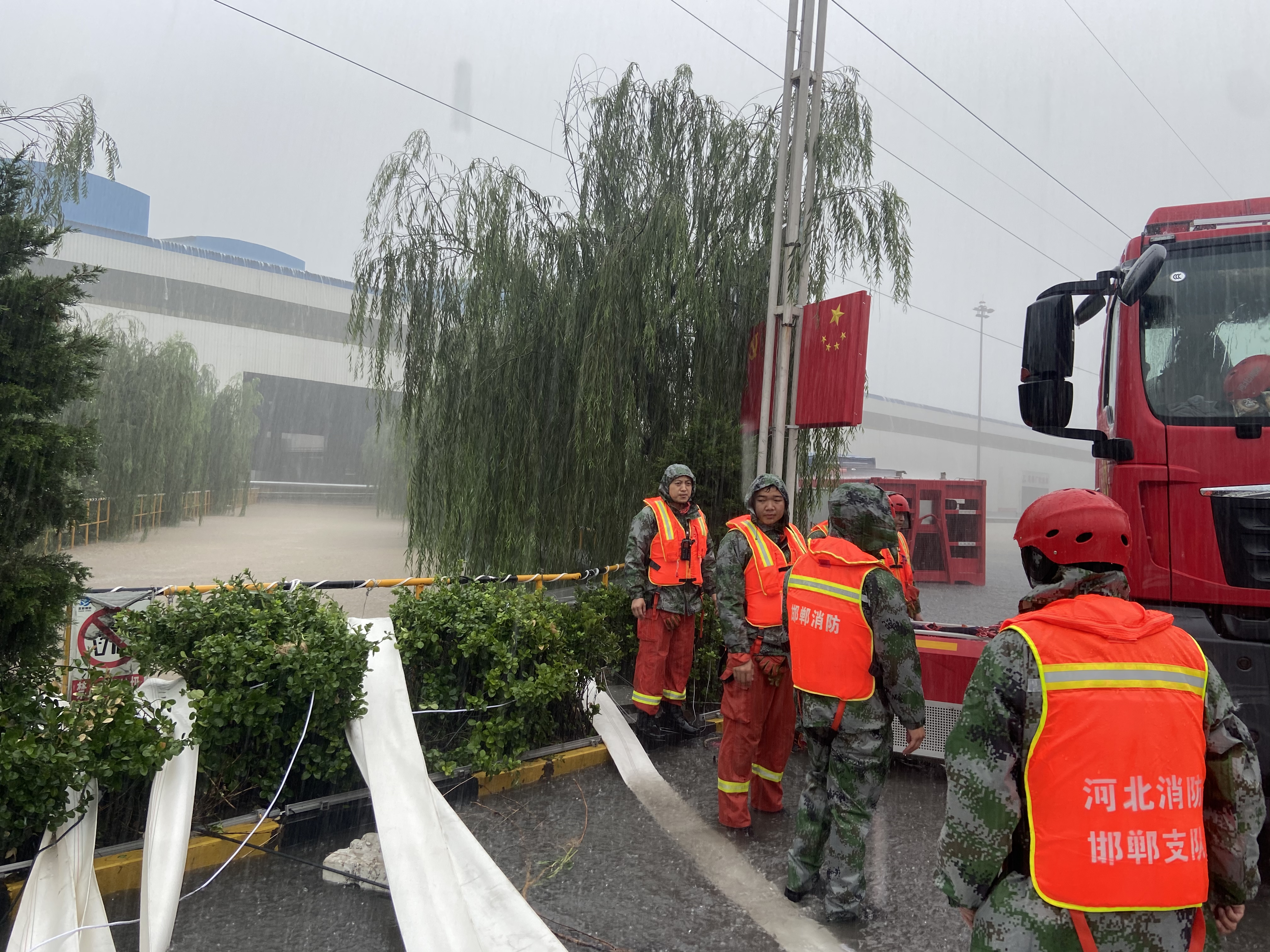 河南暴雨救援丨河北消防已抵达河南汤阴正处置当地险情