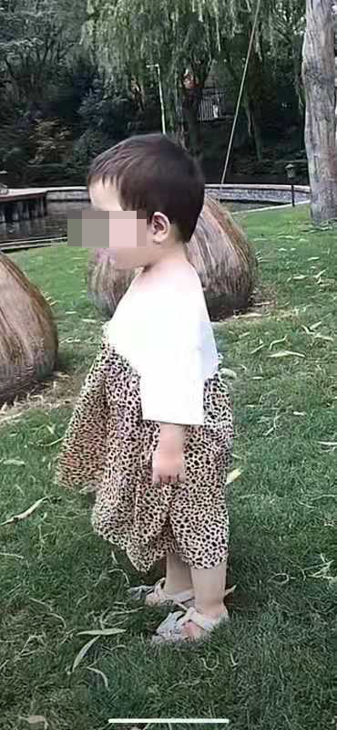 李麗身旁小孩