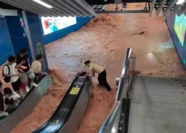 广州地铁21号线神舟路站进水,乘客已全部安全疏散