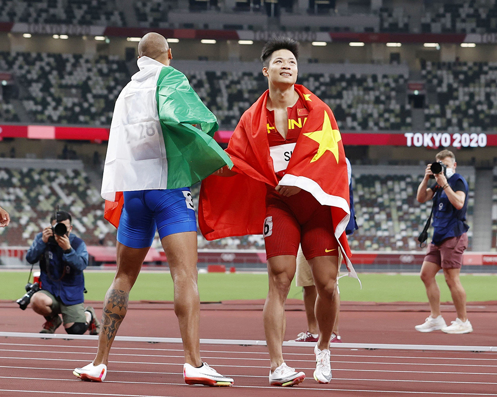 在东京奥运会田径男子100米决赛中,中国选手苏炳添与获得冠军的意大利