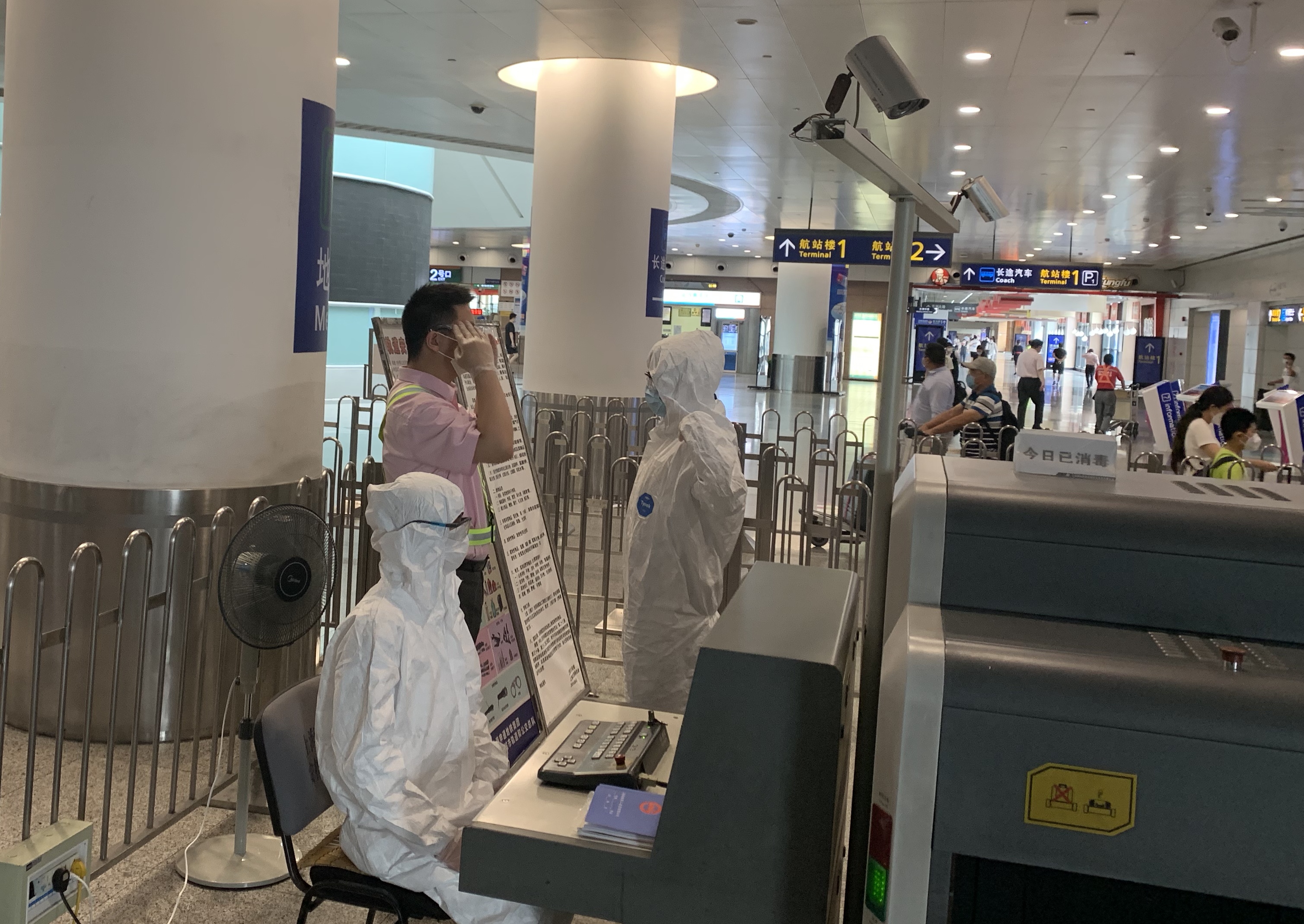 上海地铁2号线浦东国际机场站工作人员全员进行核酸检测