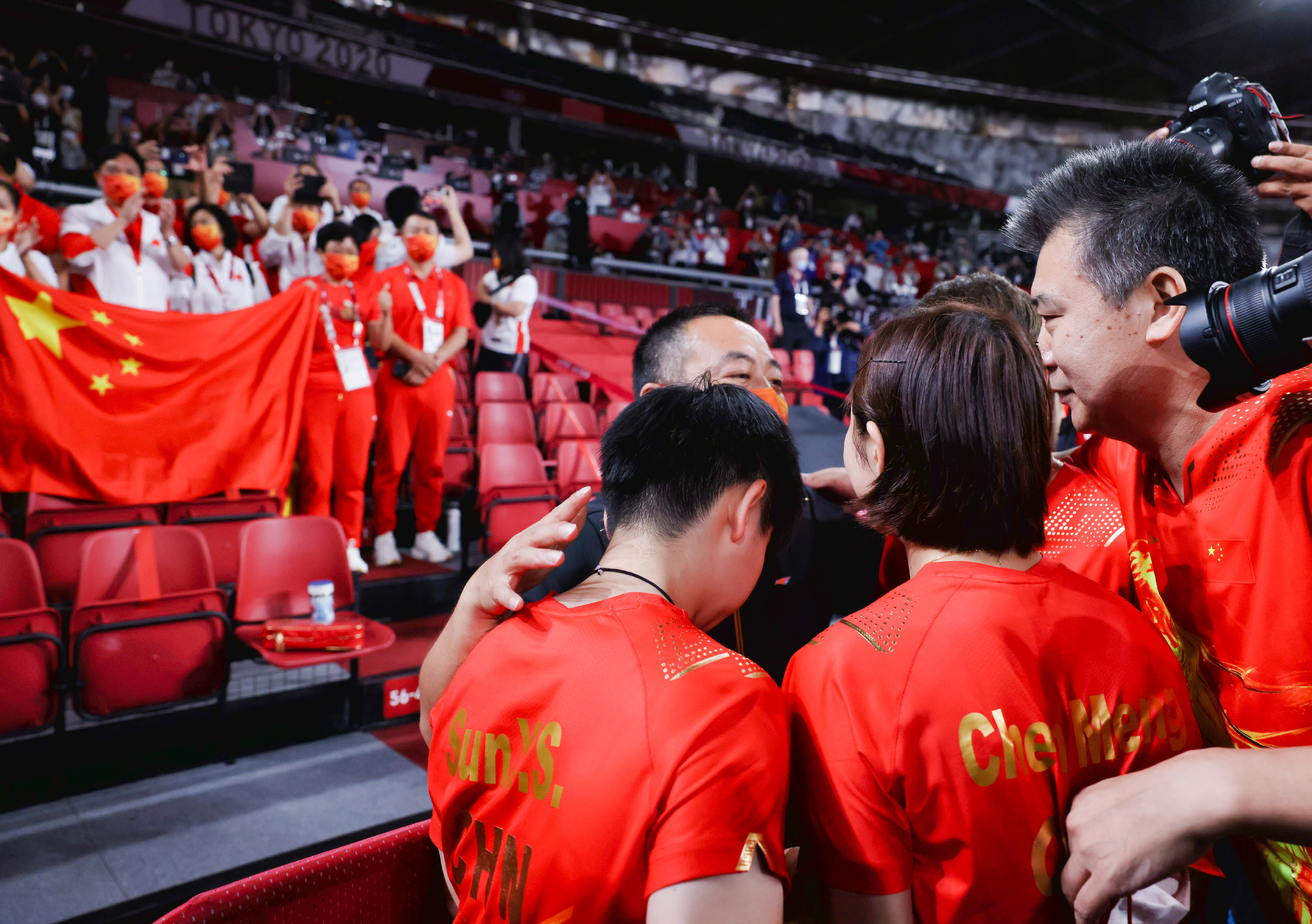 刘国梁拥抱陈梦,孙颖莎和王曼昱.